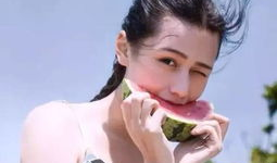 娱乐圈吃瓜背景图女生,揭秘“吃瓜女孩”背后的故事